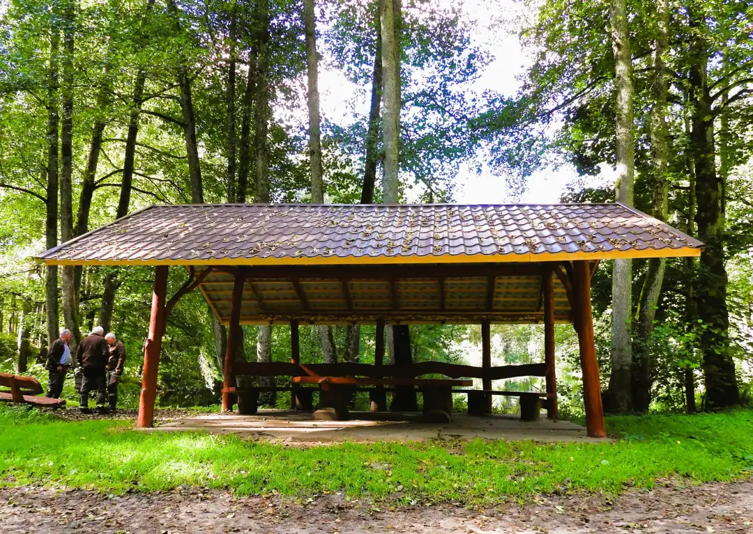 Prie ežerėlio